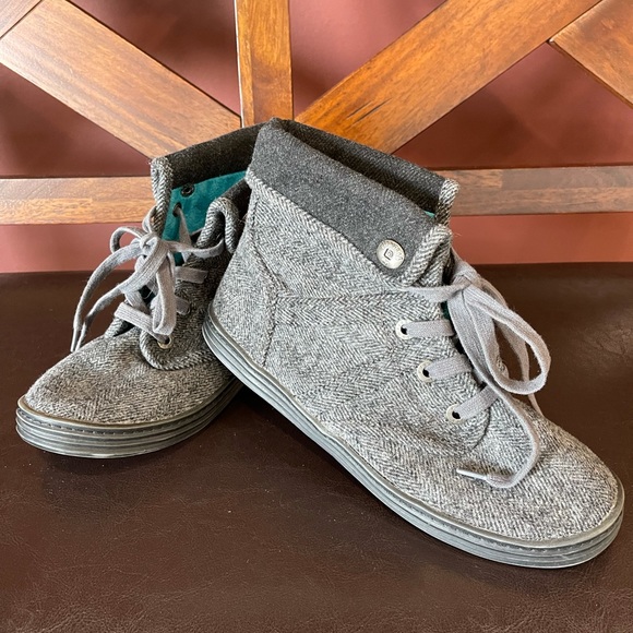 Blowfish Shoes - Blowfish Malibu booties in a size 9 features snap down tops